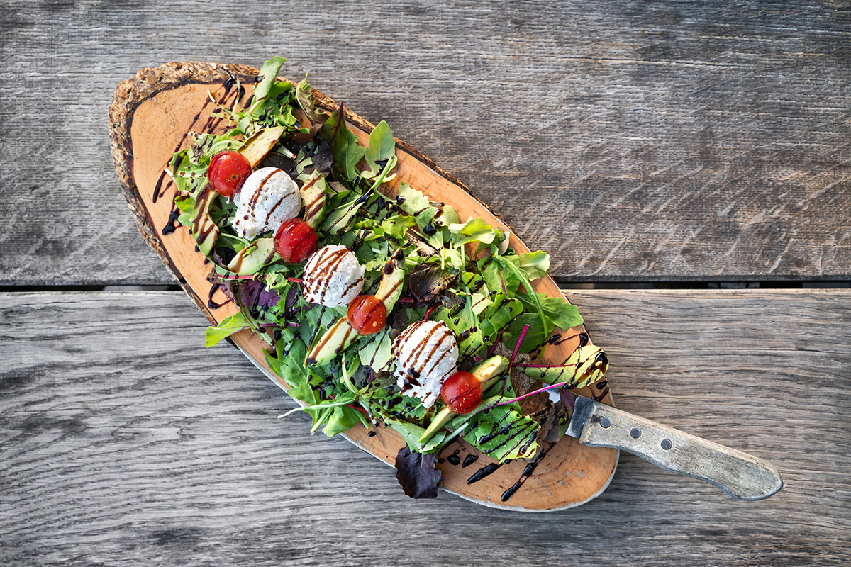 Brot mit Salat, Ziegenkäse und Avocado